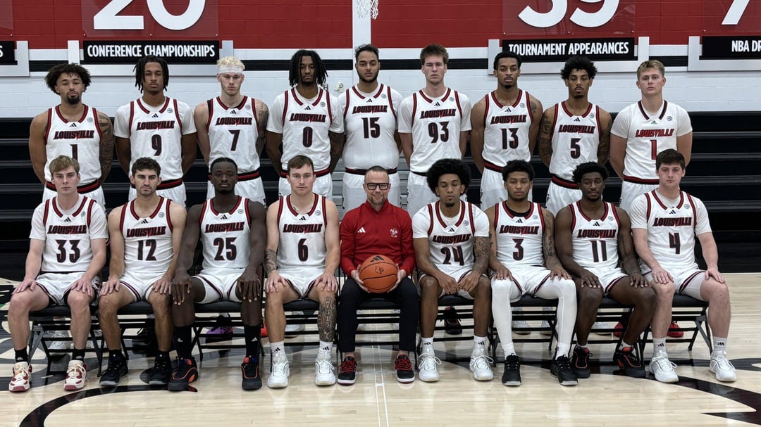 does-louisville-have-the-worst-official-team-photo-of-all-v0-qidhzemwm4vd1.jpeg