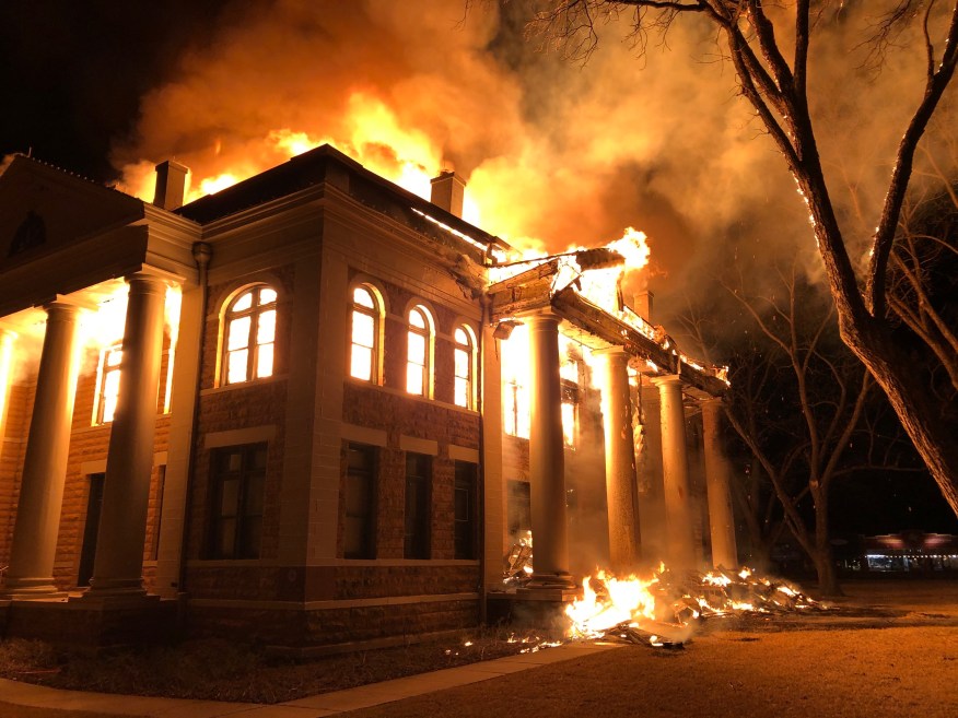 Mason_County_Courthouse_fire_JB4.jpeg